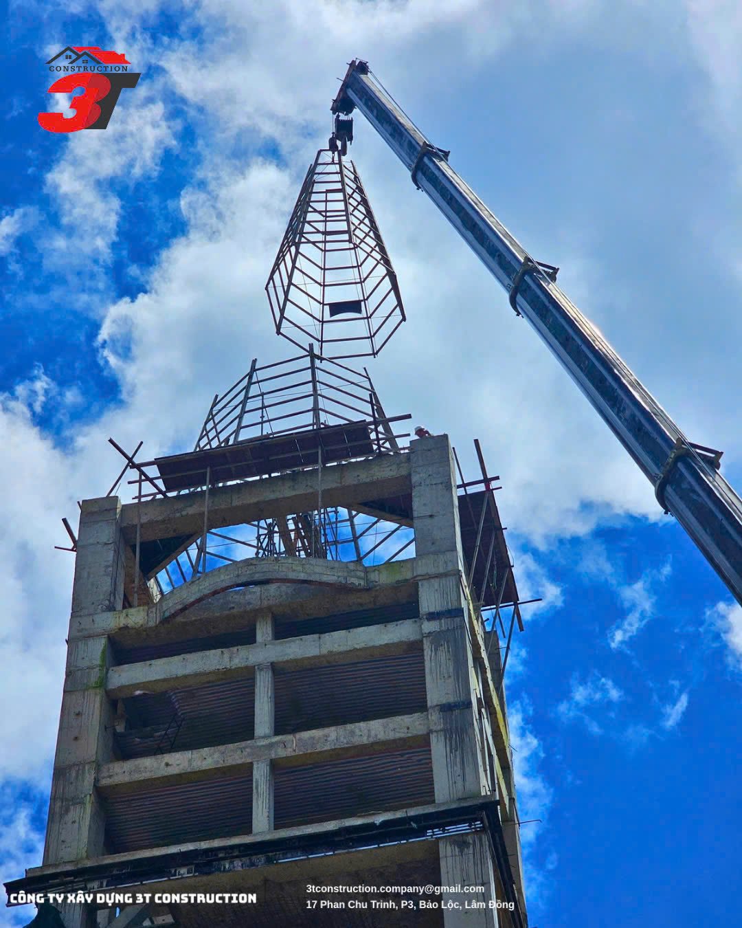 Cẩu lắp dựng khung chóp thép lên đỉnh tháp chuông nhà thờ Đa Tro - 3T Construction